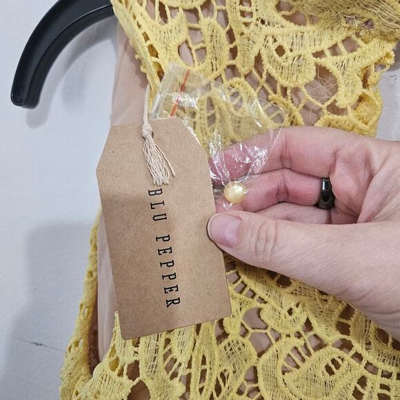 NWT! Yellow Lace High Neck Keyhole Sleeveless Mini Dress. Blu Pepper Size Small - Picture 5 of 8